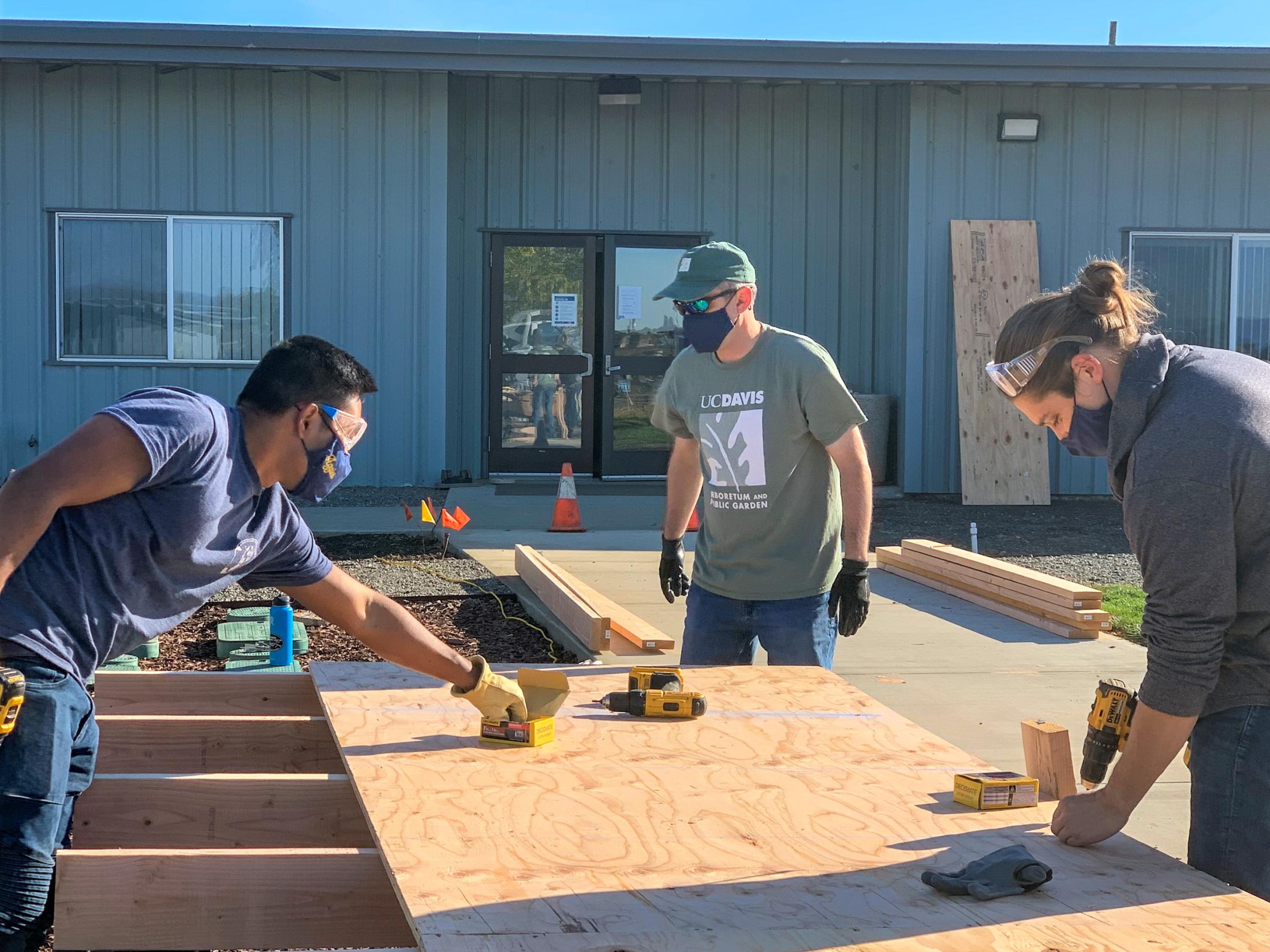 The SmartScape Co-coordinators and Arboretum team up to assemble the Green Roof decks.